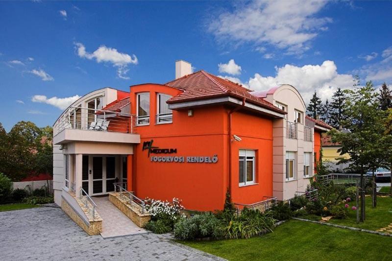 Promedicum Panzio Hotell Veszprém Exteriör bild