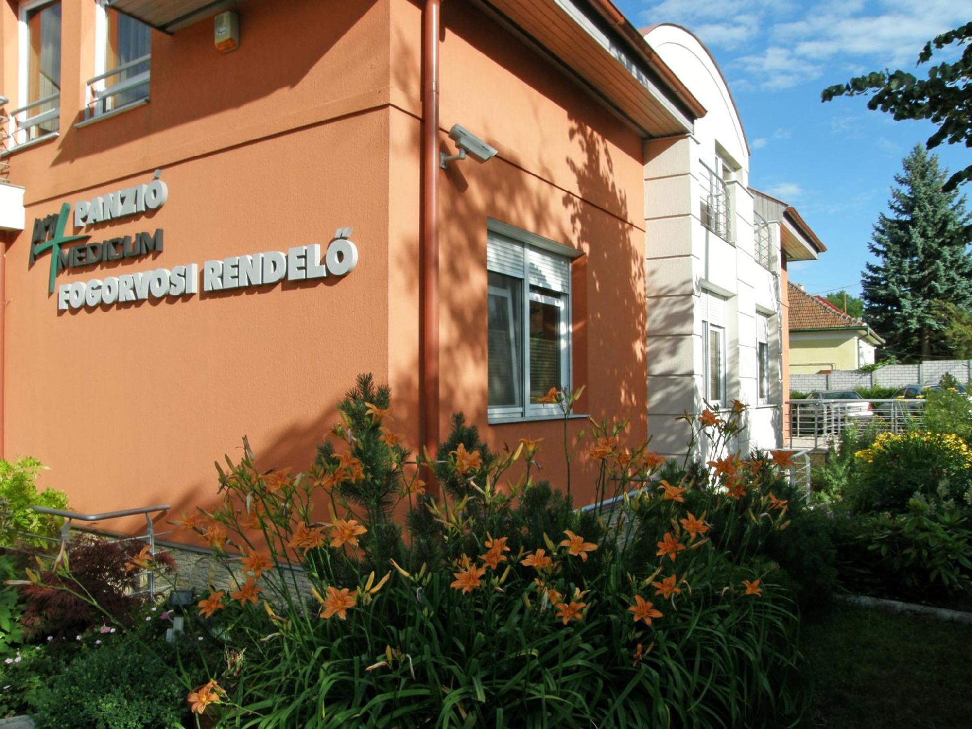 Promedicum Panzio Hotell Veszprém Exteriör bild